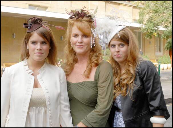Jamais loin, Sarah Ferguson pose fièrement avec ses filles Eugenie et Beatrice au mariage de Chloe Delevingne et Louis Buckworth en 2007.