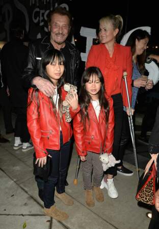 Jade Hallyday, avec Johnny, sa soeur, Joy et sa mère Laeticia, à l'occasion d'un vernissage à Los Angeles, en février 2017. 