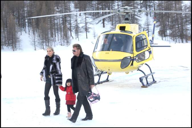 Johnny Hallyday, avec Laeticia et Jade, en 2008, au Val d'Isère, dans le cadre de la Coupe du monde de ski. 