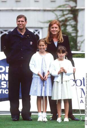 Sarah Ferguson pose tout sourire avec le prince Andrew et leurs deux filles lors d'un tournoi de golf en 1998.
