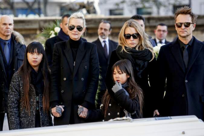 Jade Hallyday (à gauche), avec sa mère Laeticia Hallyday, sa soeur Joy, Laura Smet et David Hallyday, lors des funérailles de Johnny Hallyday, le 9 décembre 2017, à Paris. 