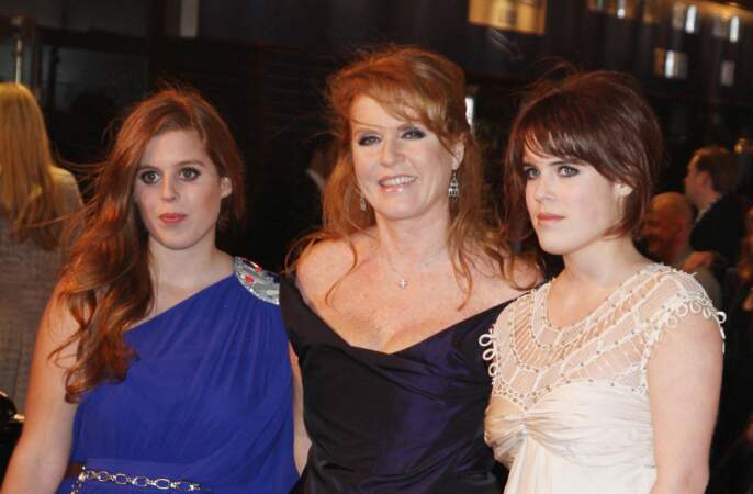 Soirée de gala entre copines pour Sarah Ferguson et ses filles Eugenie et Beatrice à l'avant-première du film The Young Victoria à Londres en 2009.