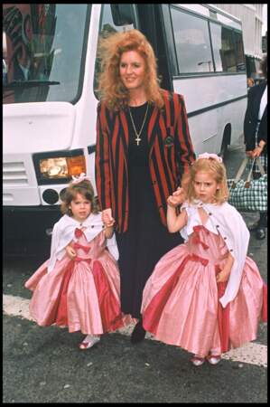 Sarah Ferguson adore habillées ses deux filles de la même manière, comme ici avec deux robes roses identiques en 1994.