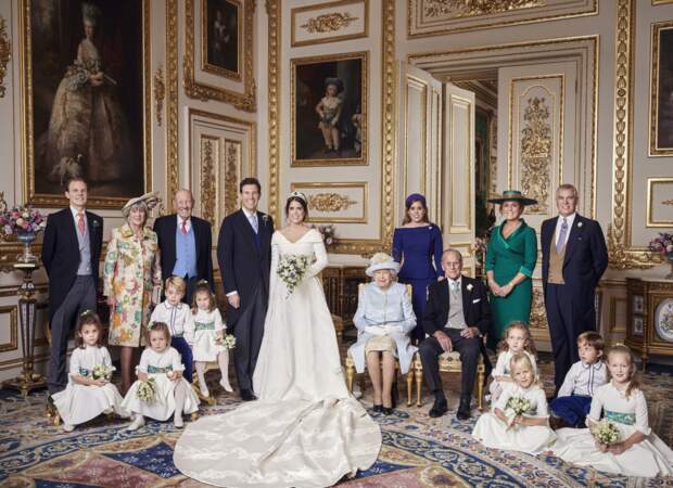 Portrait officiel du mariage d'Eugenie d'York avec Jack Brooksbank le 12 octobre 2018. À sa gauche, sa soeur Beatrice et sa mère Sarah Ferguson apparaissent très émues. 
