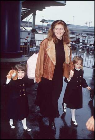 Sarah Ferguson, main dans la main avec ses deux fillettes Eugenie et Beatrice adorablement assorties avec le même manteau en 1994.