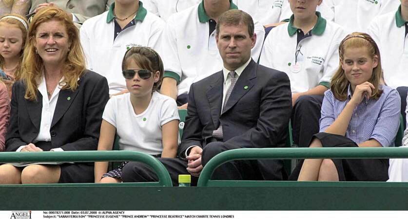 Jamais sans ses filles, Sarah Ferguson admire un match de tennis en 2000 en famille.