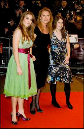 Complices, Sarah Ferguson et ses filles sortent régulièrement ensemble comme ici lors de la première du film Aviator à Londres en 2004.