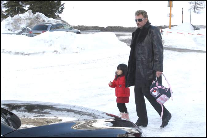 Johnny Hallyday, avec sa fille Jade, sur le circuit de glace du Val d'Isère, en 2008. 
