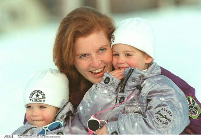 Sarah Ferguson très câline avec ses filles Eugenie et Beatrice sur les pistes enneigées en 1992.