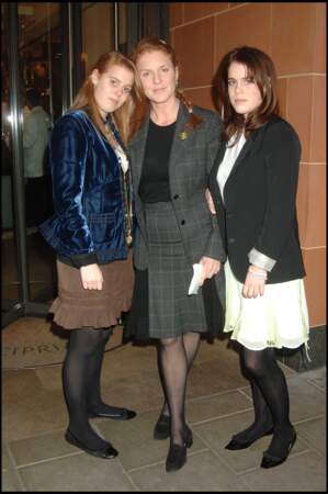 Sortie complice au restaurant Cipriani en 2005 pour un déjeuner d'avant Noël entre Sarah Ferguson et ses filles Eugenie et Beatrice.