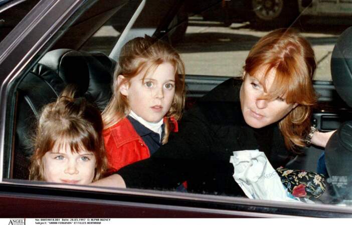 Sarah Ferguson couve ses deux petites filles, veillant sur Eugénie et Beatrice comme le lait sur le feu en 1997.
