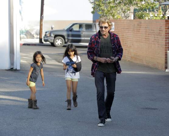 Johnny Hallyday, avec ses deux filles Jade et Joy, à Santa Monica, en octobre 2013. 
