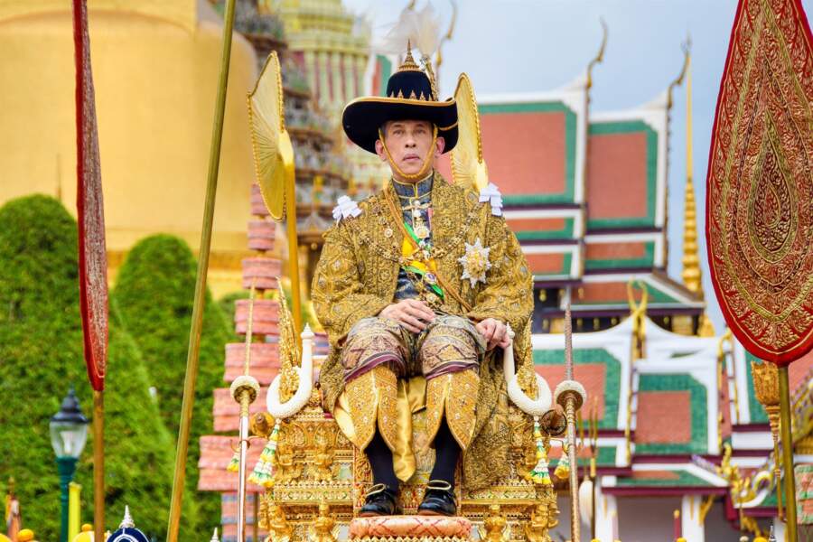Couronné roi de Thaïlande en mai 2019 suite à la mort de son père, Rama IX, Rama X défraie la chronique. 