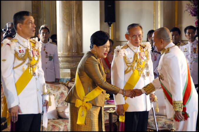 Rama X a succédé à son père, Bhumibol Adulyadej, connu sous le nom de Rama IX et décédé le 5 décembre 2016. Sa mère, la très populaire reine Sirikit, aujourd'hui âgée de 88 ans, est vénérée en Thaïlande.