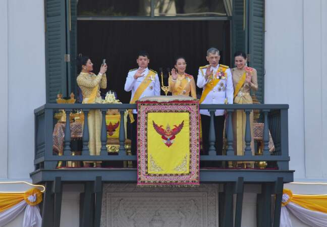 Maha Vajiralongkorn aux côtés de la reine Suthida, de l'un de ses fils, Dipangkorn, et d'une de ses filles, lors de son couronnement.