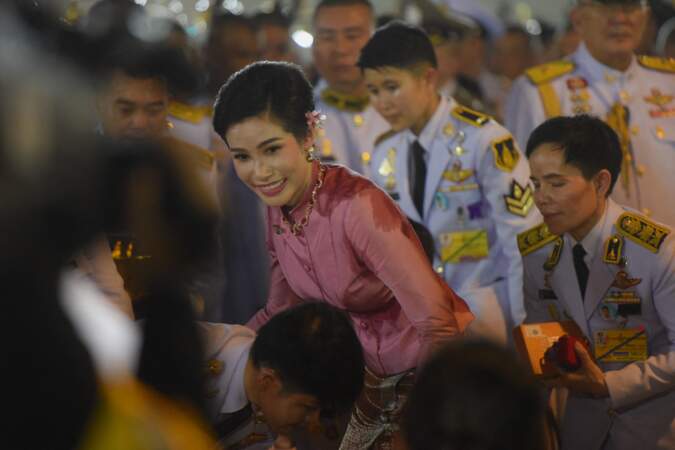 Favorite de Rama X, Sineenat Bilaskalayani a été "noble concubine" du roi de Thaïlande avant d'être répudiée. Enfermée derrière les barreaux, la maîtresse royale a été libérée à l'été 2020 et occupe désormais le poste de "royale consort".