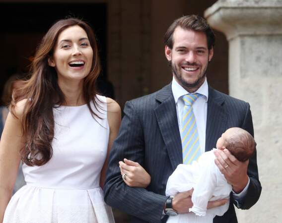 Le prince Félix du Luxembourg, son épouse la princesse Claire et leur fille la princesse Amalia lors de la célébration du baptême de la princesse Amalia de Luxembourg en la chapelle de Saint Ferréol à Lorgues, le 12 juillet 2014
