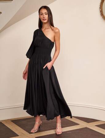 Robe Joan noire asymétrique, 450 €, La Ligne.