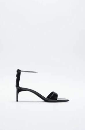 Sandales à talons et bride brillantes, Zara, 39,95 €. 