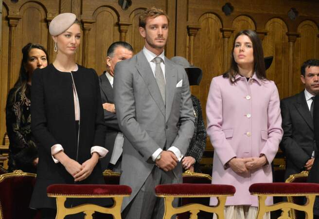 Pierre Casiraghi, sa femme Beatrice Borromeo et Charlotte Casiraghi rivalisent d'élégance en novembre 2015 lors d'une cérémonie dans la cathédrale de Monaco