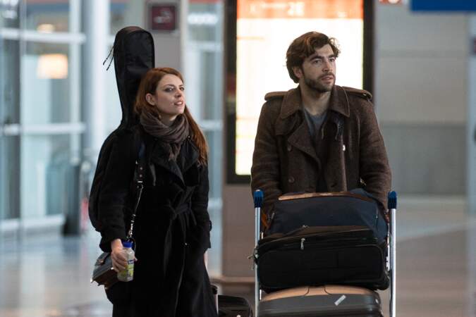 Élodie Frégé et son fiancé Gian Marco Tavani arrivent à l'aéroport Roissy CDG, le 25 février 2019. 