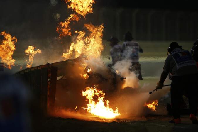 La voiture de Romain Grosjean carbonisée après l'accident sur le Grand Prix de Bahreïn. 