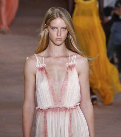 Le nude lumineux du défilé de mode printemps-été 2021 "Alberta Ferretti" à Milan.