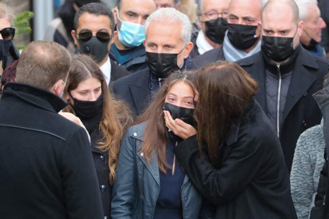 L'épouse de Christophe Dominici tente de réconforter sa fille très émue pour la cérémonie en hommage à son père défunt.