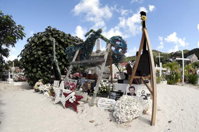 Que ce soit devant ou derrière, la tombe de Johnny Hallyday est décorée en sa mémoire
