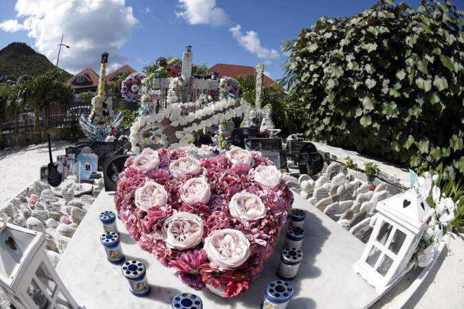 La tombe de Johnny Hallyday couverte de fleurs à l'occasion des 3 ans de sa mort