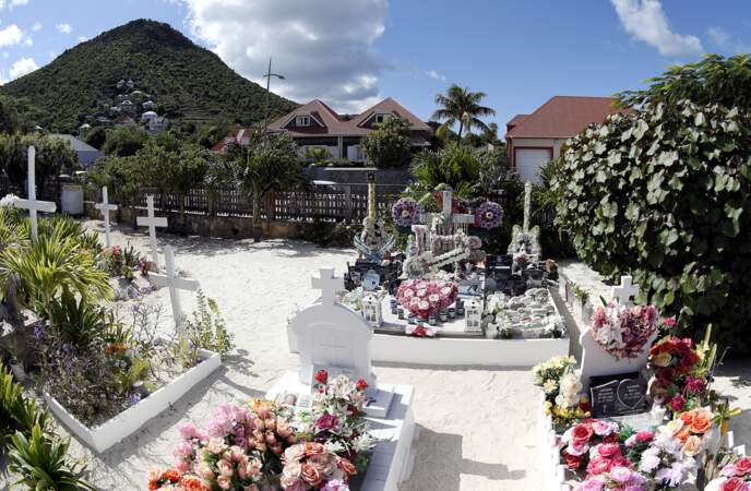 A St Barth, la tombe de Johnny Hallyday rutile de fleurs