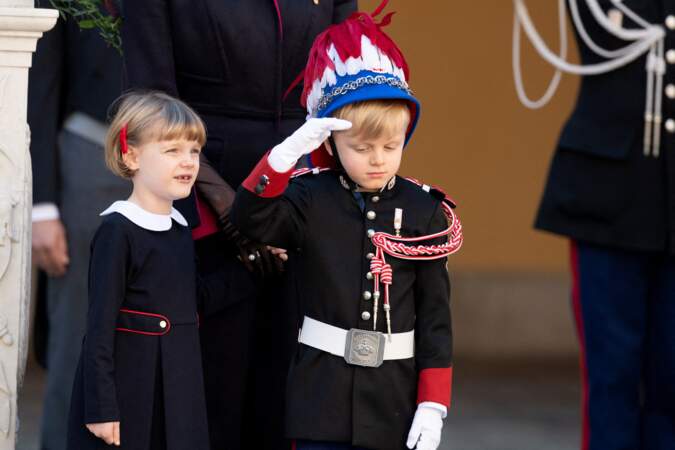 La princesse Gabriella, tout sourire aux côtés de son frère Jacques, pour assister à une cérémonie de remise de médaille dans la cour du Palais lors de la Fête Nationale monégasque, le 19 novembre 2020.