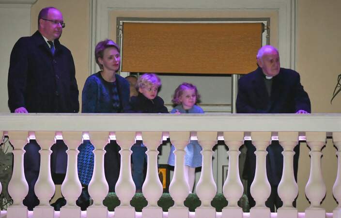 30 Mars 2018 : Le prince Albert II et la princesse Charlène assistent avec leurs enfants Jacques et Gabriella à la Procession du Vendredi Saint depuis le balcon du Palais princier. 