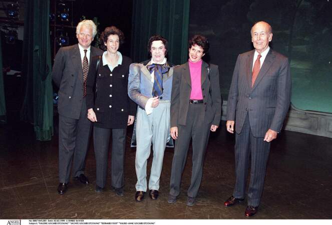 Valéry Giscard d'Estaing aux côtés de ses filles Jacinte et Valérie-Anne accompagnées de leur maris en 1999.