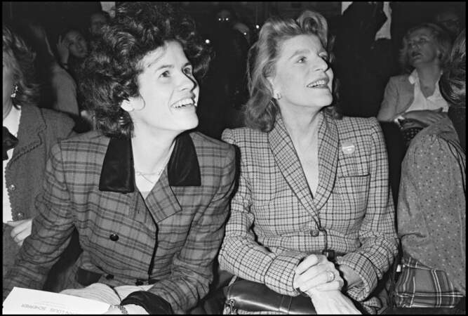La fille de Valéry Giscard d'Estaing, Valérie-Anne avec la soeur de JFK lors d'un défilé de mode en 1980 à Paris.