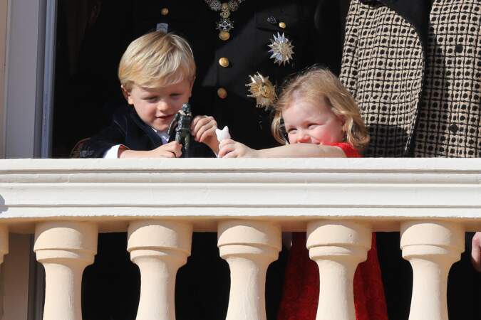 Le prince Jacques et la princesse Gabriella s'amusent au balcon du palais lors de la fête nationale, célébrée le 19 novembre 2018 à Monaco. 