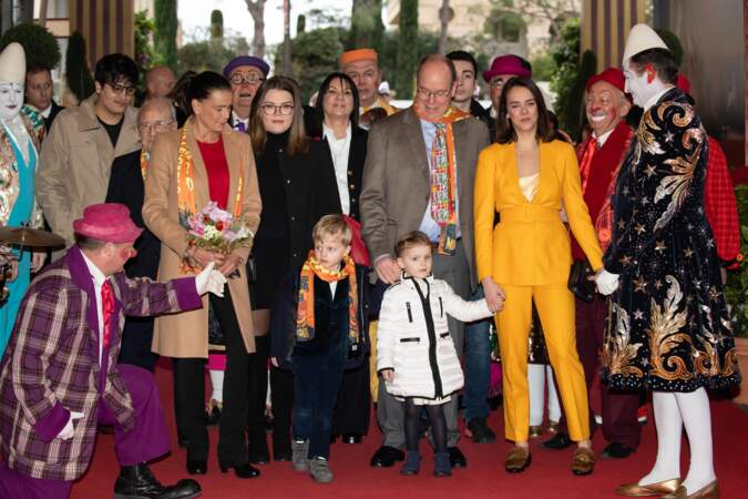 20 janvier 2019 : entourés par leurs cousines Camille Gottlieb et Pauline Ducruet, Jacques et Gabriella sont accueillis par les clowns du cirque de Monte Carlo.