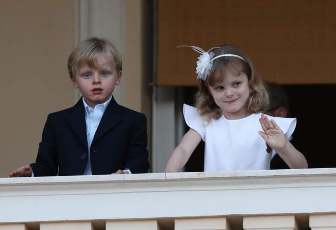 Le prince Jacques, en blazer chic bleu marine, et la princesse Gabriella, ravissante dans une robe blanche à manches volantées signée Jacadi : des jumeaux très élégants pour assister au feu de la Saint Jean, le 23 juin 2020.