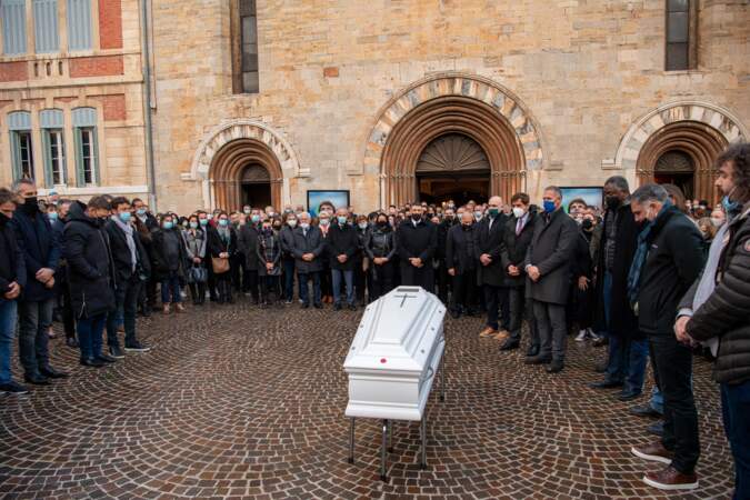 L'entourage de Christophe Dominici se recueille devant son cercueil.