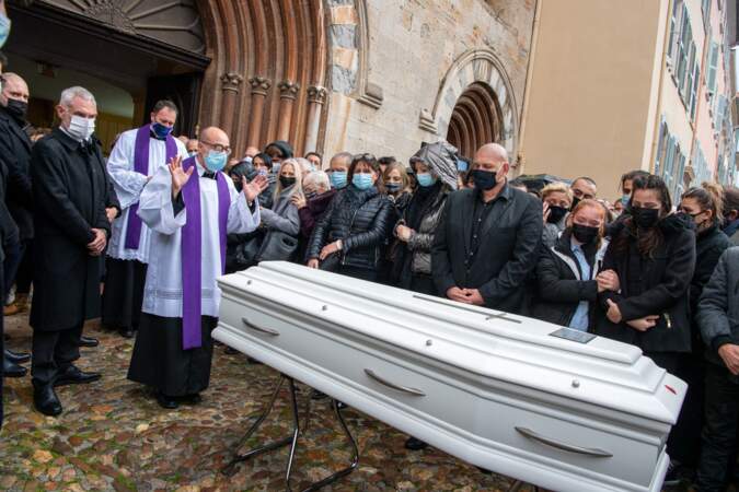Proches et anonymes se recueillent autour du cercueil de Christophe Dominici