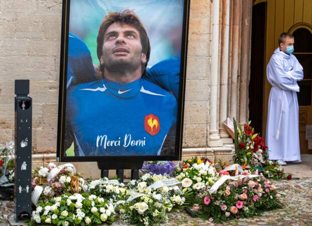 Un portrait géant de Christophe Dominici entouré de fleurs lors des obsèques du joueur le 4 décembre 2020