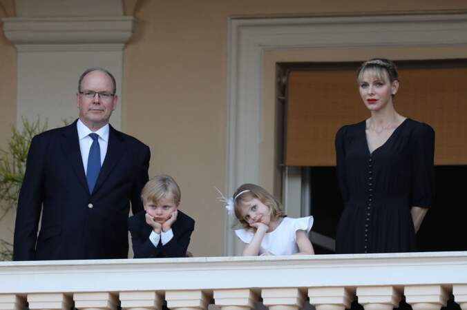 Le prince Jacques et la princesse Gabriella, très élégants pour assister avec leurs parents au feu de la Saint Jean dans la cour du palais princier à Monaco le 23 juin 2020.