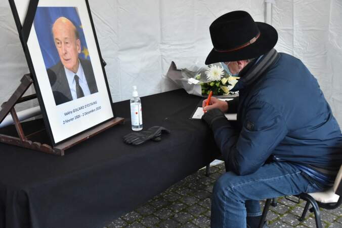 À Chamalières, ville où "VGE" a été maire, les habitants ont pu adresser un mot à la famille sur un registre de condoléances mis à leur disposition.