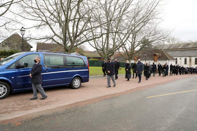 La famille de Valéry Giscard d'Estaing a fait le chemin à pied, derrière le véhicule funéraire, de l'église au terrain privé où repose aussi sa fille Jacinte.