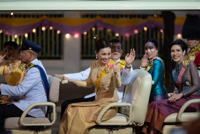 La famille royale thaïlandaise a paradé à Bangkok pour célébrer l'anniversaire du roi Bhumibol, l'ancien monarque