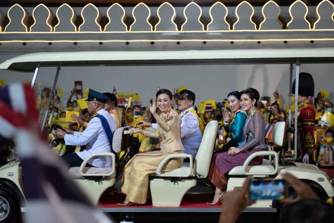 La roi Rama X avec sa femme, ses filles et sa concubine, à Bangkok le 5 décembre