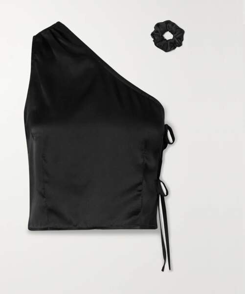Top "Laura" en soie noire asymétrique, 185 euros, MaisonCléo sur Net-a-Porter.