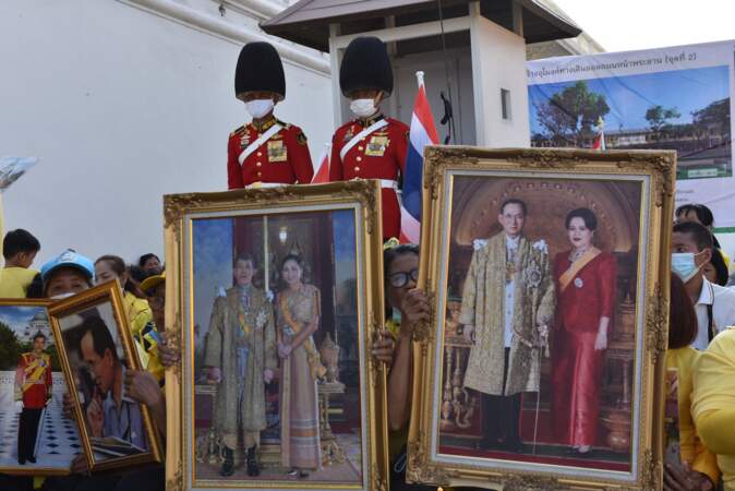 Des Thaïlandais étaient venus avec des portraits de l'actuel couple royal et de leurs prédécesseurs