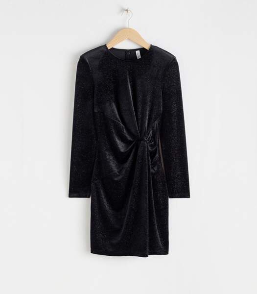 Robe en velours noir, 59 euros, & Other Stories.
