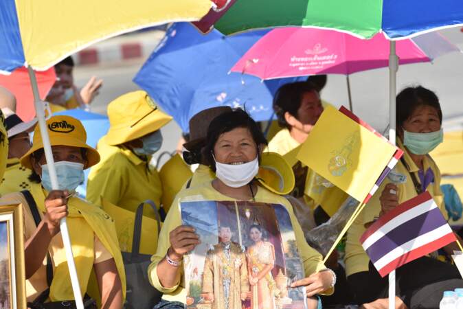 En plein contexte de révolte populaire contre le roi Rama X, ses supporters lui ont montré leur soutien